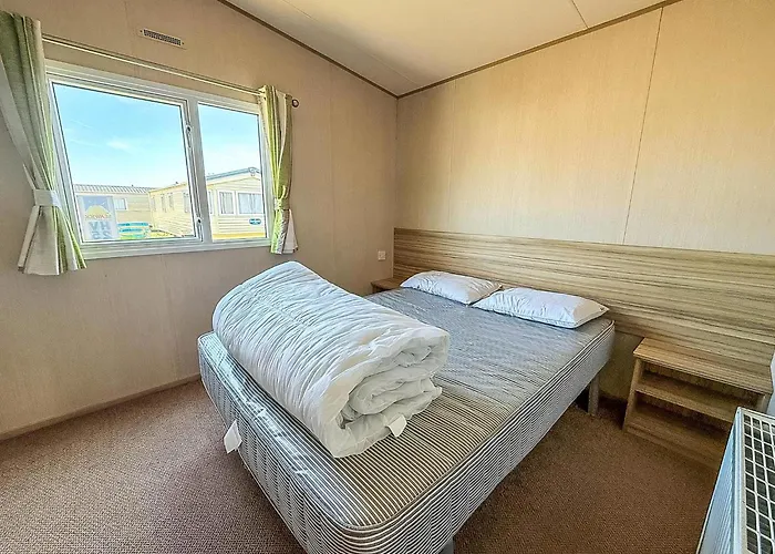 6 Berth Caravan For Hire With Wifi At Seawick Holiday Park In Essex Ref 27025Hv