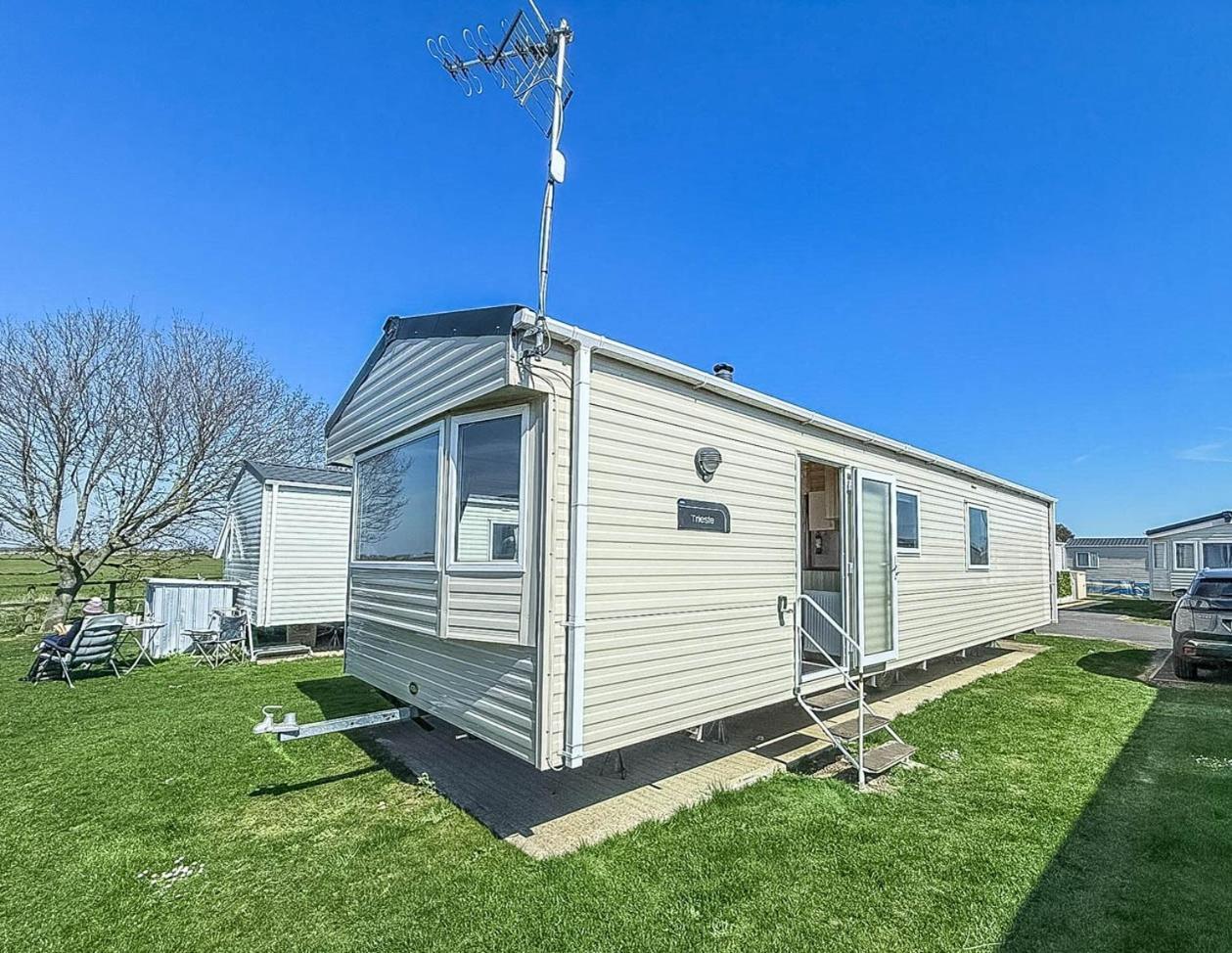 6 Berth Caravan For Hire With Wifi At Seawick In Essex Ref 27025hv Campsite Clacton-on-Sea