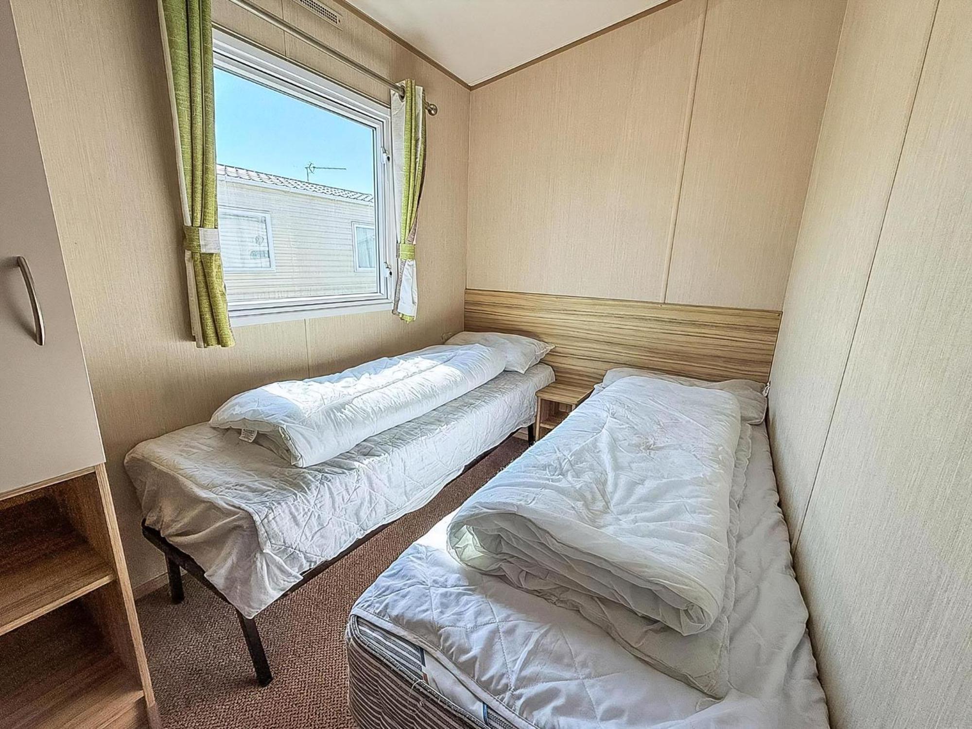 6 Berth Caravan For Hire With Wifi At Seawick In Essex Ref 27025hv *