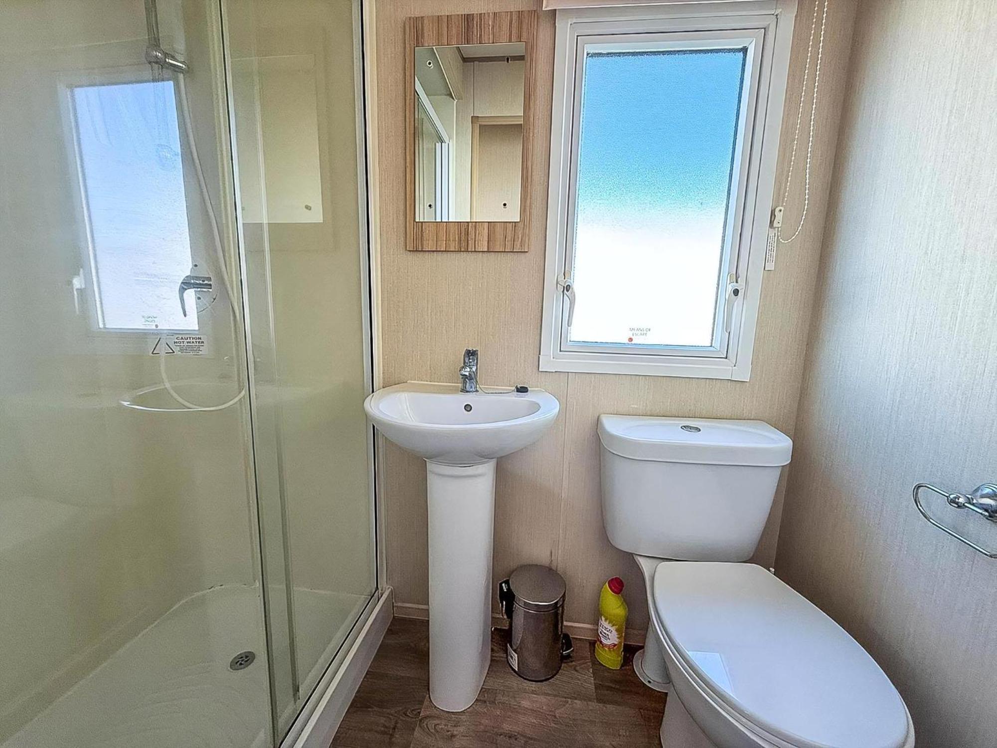 6 Berth Caravan For Hire With Wifi At Seawick In Essex Ref 27025hv Clacton-on-Sea