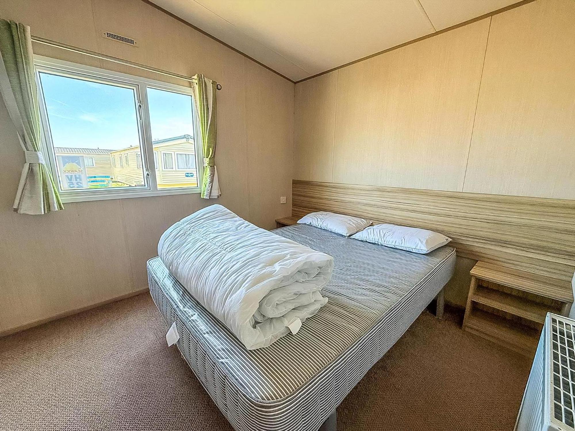 Campsite 6 Berth Caravan For Hire With Wifi At Seawick In Essex Ref 27025hv Clacton-on-Sea