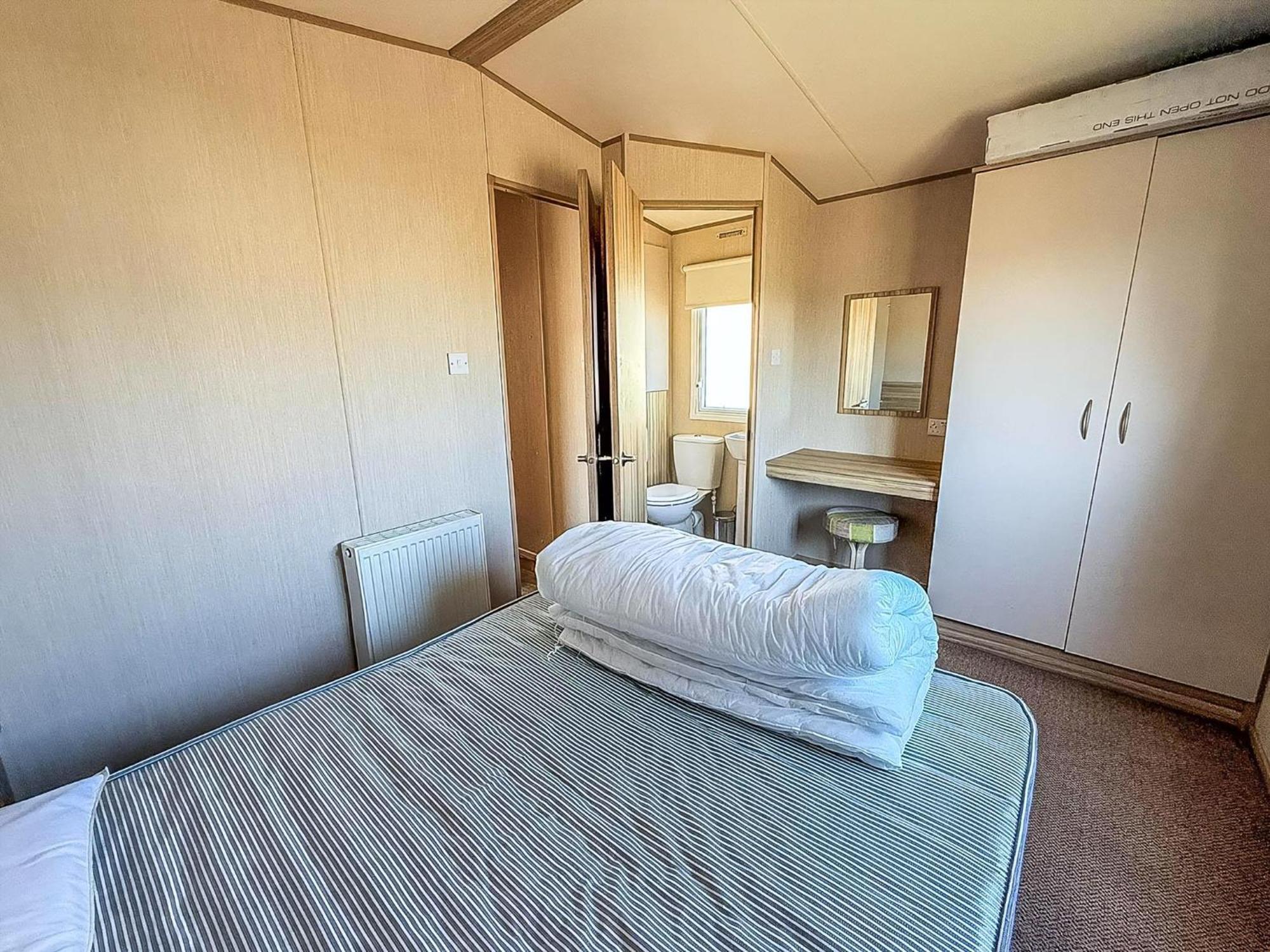Campsite 6 Berth Caravan For Hire With Wifi At Seawick In Essex Ref 27025hv