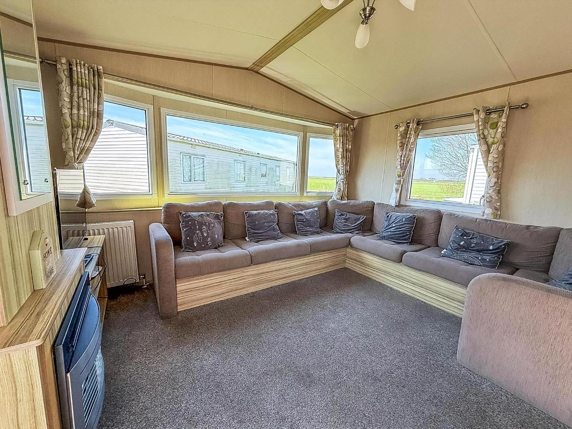Campsite 6 Berth Caravan For Hire With Wifi At Seawick In Essex Ref 27025hv *