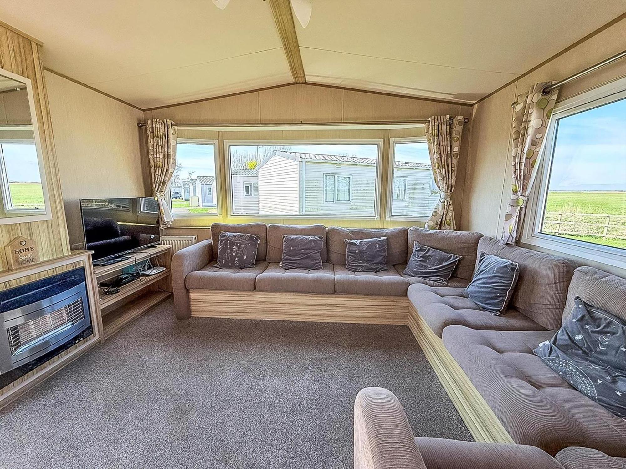 6 Berth Caravan For Hire With Wifi At Seawick In Essex Ref 27025hv Campsite Clacton-on-Sea