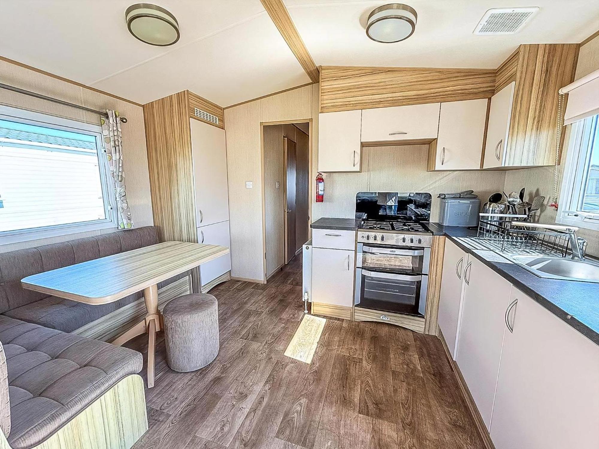 6 Berth Caravan For Hire With Wifi At Seawick In Essex Ref 27025hv Campsite *